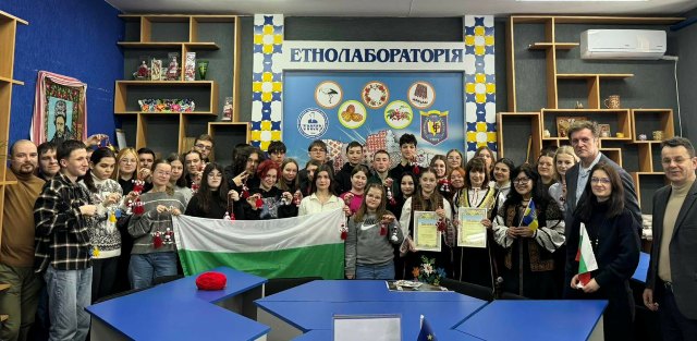 Учасники майстер-класу з виготовлення традиційних болгарських мартениць на базі Етнолабораторії ТНПУ